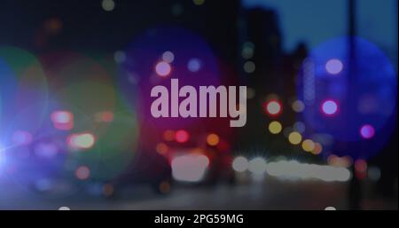 Bild von leuchtenden Lichtflecken über dem unscharfen Hintergrund einer Stadt Stockfoto