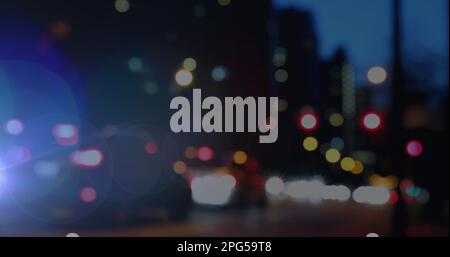 Bild von leuchtenden Lichtflecken über dem unscharfen Hintergrund einer Stadt Stockfoto