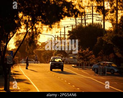 Am späten Nachmittag erleuchtet Licht die Hauptstraße einer kleinen Landstadt in der Nähe von Mildura. Stockfoto