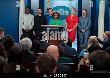 Washington, DC, am 20. März 2023. Pressesprecherin des Weißen Hauses Karine Jean-Pierre stellt Schauspieler Jason Sudeikis und andere Schauspieler der Fernsehserie Ted Lasso am 20. März 2023 im Weißen Haus in Washington, DC, vor. Die Besetzung war im Weißen Haus, um mit US-Präsident Joe Biden und First Lady Dr. Jill Biden über die Bedeutung der Behandlung psychischer Probleme zu treffen. Bild von links: Toheeb Jimoh, Brett Goldstein, Jason Sudeikis, Karine Jean-Pierre, Hannah Waddingham und Brendan Hunt. Kredit: Chris Kleponis/CNP/MediaPunch Stockfoto