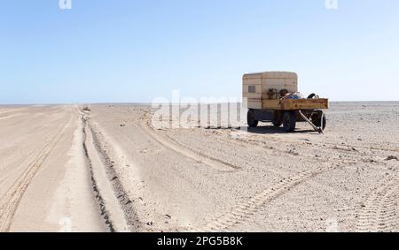 Skeleton Coast, Namibia - 10. August 2018: Blick auf Abadoned stuff in the Desert Stockfoto