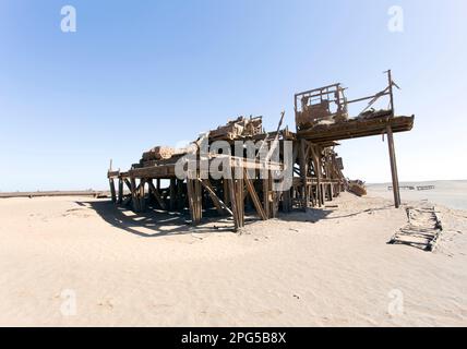 Skeleton Coast, Namibia - 10. August 2018: Blick auf den Bohrturm in der Wüste Stockfoto