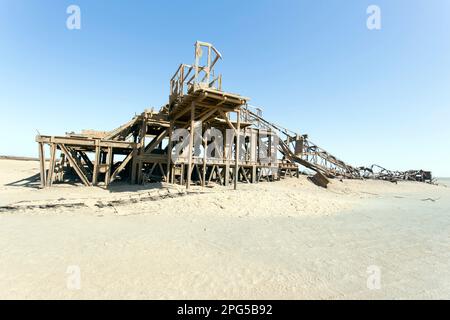 Skeleton Coast, Namibia - 10. August 2018: Blick auf den Bohrturm in der Wüste Stockfoto