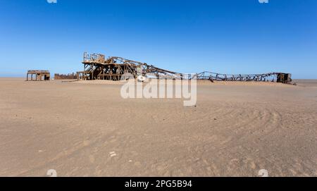 Skeleton Coast, Namibia - 10. August 2018: Blick auf den Bohrturm in der Wüste Stockfoto