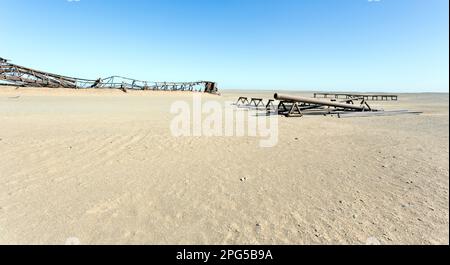 Skeleton Coast, Namibia - 10. August 2018: Blick auf den Bohrturm in der Wüste Stockfoto