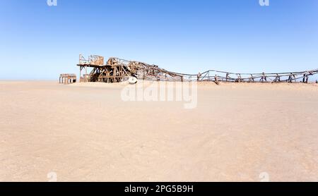 Skeleton Coast, Namibia - 10. August 2018: Blick auf den Bohrturm in der Wüste Stockfoto