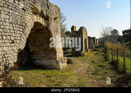 Barbegal Aquädukt und Mühlen in der Nähe von Arles an einem sonnigen Tag im Frühling. Diese römische Anlage besteht aus einem Aquädukt und 16 Wasserrädern in zwei parallelen Sets Stockfoto