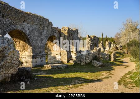 Barbegal Aquädukt und Mühlen in der Nähe von Arles an einem sonnigen Tag im Frühling. Diese römische Anlage besteht aus einem Aquädukt und 16 Wasserrädern in zwei parallelen Sets Stockfoto