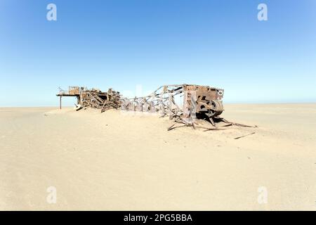 Skeleton Coast, Namibia - 10. August 2018: Blick auf den Bohrturm in der Wüste Stockfoto