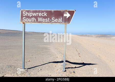 Skeleton Coast, Namibia - 10. August 2018: Blick auf das Schiffswrack-Schild Stockfoto