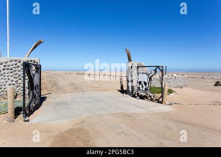 Skeleton Coast, Namibia - 10. August 2018: Blick auf den Eingang in die Wüste Stockfoto