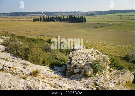 Barbegal Aquädukt und Mühlen in der Nähe von Arles an einem sonnigen Tag im Frühling. Diese römische Anlage besteht aus einem Aquädukt und 16 Wasserrädern in zwei parallelen Sets Stockfoto