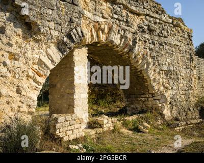 Barbegal Aquädukt und Mühlen in der Nähe von Arles an einem sonnigen Tag im Frühling. Diese römische Anlage besteht aus einem Aquädukt und 16 Wasserrädern in zwei parallelen Sets Stockfoto