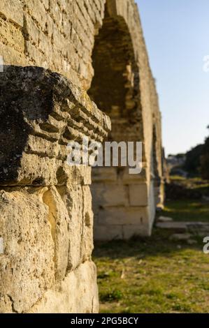 Barbegal Aquädukt und Mühlen in der Nähe von Arles an einem sonnigen Tag im Frühling. Diese römische Anlage besteht aus einem Aquädukt und 16 Wasserrädern in zwei parallelen Sets Stockfoto