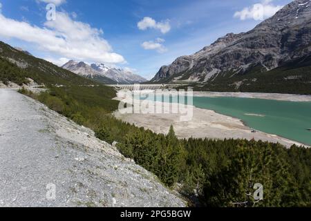 Bormio, Italien - 31. Mai 2020: Blick auf den künstlichen See Cancano im Frühling Stockfoto