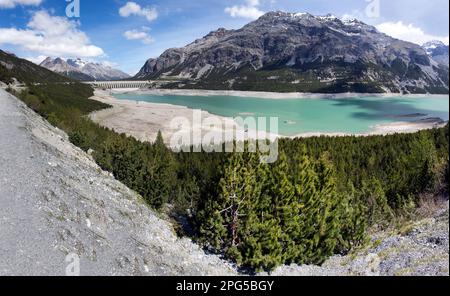 Bormio, Italien - 31. Mai 2020: Blick auf den künstlichen See Cancano im Frühling Stockfoto