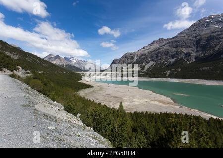 Bormio, Italien - 31. Mai 2020: Blick auf den künstlichen See Cancano im Frühling Stockfoto