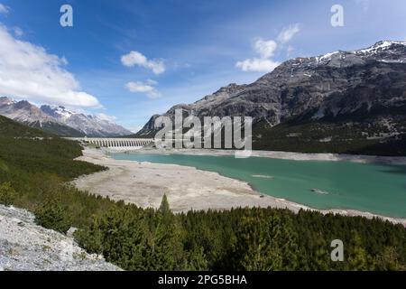 Bormio, Italien - 31. Mai 2020: Blick auf den künstlichen See Cancano im Frühling Stockfoto