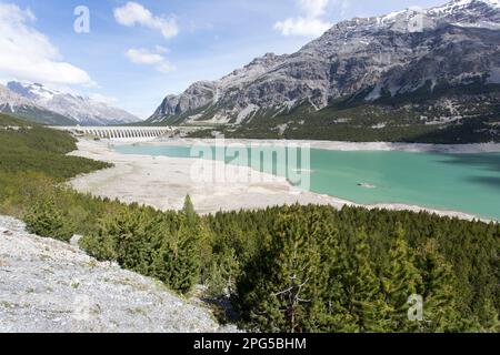 Bormio, Italien - 31. Mai 2020: Blick auf den künstlichen See Cancano im Frühling Stockfoto