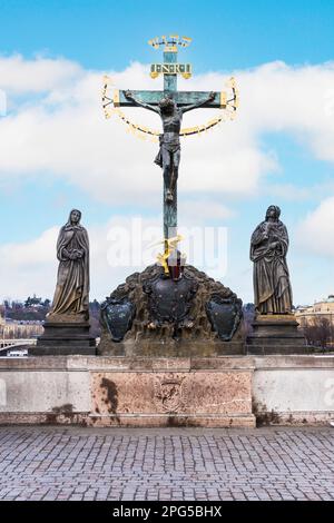 Statue des Heiligen Kreuzes und Kalvarien auf der Karlsbrücke, Prag, Tschechische Republik. Stockfoto