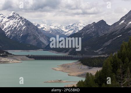 Bormio, Italien - 31. Mai 2020: Blick auf den künstlichen See Cancano im Frühling Stockfoto