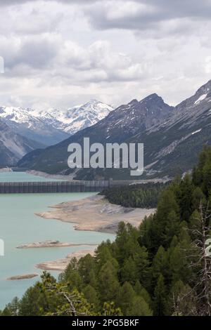 Bormio, Italien - 31. Mai 2020: Blick auf den künstlichen See Cancano im Frühling Stockfoto