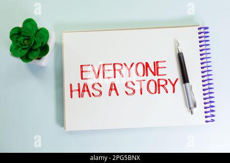 Text jeder hat eine Geschichte auf der grünen Tafel geschrieben. Stockfoto