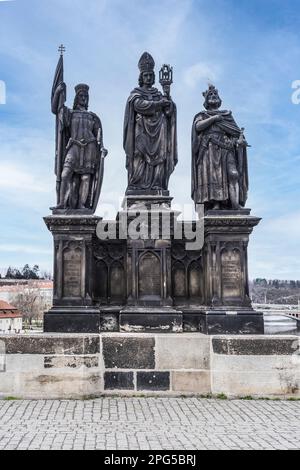 Statue der Heiligen Norbert von Xanten, Wenzel und Sigismund auf der Karlsbrücke, Prag, Tschechische Republik. Stockfoto