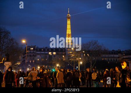 Paris, Ile de France, FRANKREICH. 20. März 2023. Tausende von Menschen protestierten in Paris, nachdem ein Misstrauensvotum mit mageren 9 Stimmen abgelehnt wurde. Das Misstrauensvotum hätte die Regierung Emmanuel Macron stürzen und das Rentenreformgesetz, das er ohne Mehrheitsabstimmung im parlament durchgesetzt hat, zunichte machen können. (Kreditbild: © Remon Haazen/ZUMA Press Wire) NUR REDAKTIONELLE VERWENDUNG! Nicht für den kommerziellen GEBRAUCH! Stockfoto