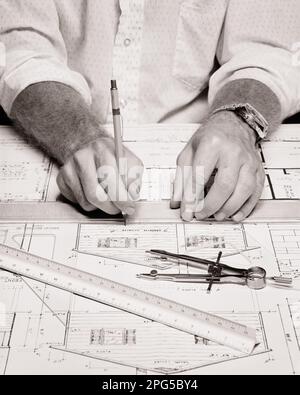 1970S HÄNDE NUR EINES ZEICHNERS, DER AUF HAUSHÖHE ARBEITET, MIT MECHANISCHEM BLEISTIFTLINEAL, GERADER KANTE UND KOMPASS - D6150 HAR001 HARS B&W QUALIFIKATION BERUFSSTRUKTUR FÄHIGKEITEN HOCHWINKEL LINEAL KARRIERE VERBINDUNG ZEICHNEN PRÄZISE HÖHE KREATIVITÄT PRÄZISION JUNG EIN ERWACHSENER MANN, SCHWARZ-WEISS, WEISS, WEISS, ZEICHNER HAT NUR HAR001 ALTMODISCHE HÄNDE Stockfoto