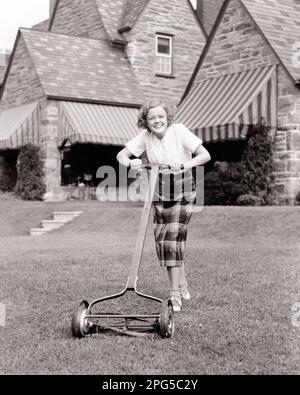 1930S 1940S LÄCHELNDES TEENAGER-MÄDCHEN, DAS MIT EINEM SCHUBMÄHER GLÜCKLICH IN DIE KAMERA SCHAUT UND DAS GRAS VOR DEM RASEN MÄHT VORSTADTHAUS - G2588 HAR001 HARS LEBHAFTE NOSTALGIE ALTE MODE 1 MÄHER SCHIEBEN JUNGE GESICHTER LACHEN JUNGE ERWACHSENE MÄHEN HAPPY JOY LIFESTYLE WEIBLICHE GESUNDHEIT HOME LIFE COPY SPACE FULL-LENGTH DAMEN KÖRPERLICHE FITNESS PERSONEN PFLEGEN TEENAGER MÄDCHEN KARO AUSDRÜCKE B&W AUGENKONTAKT ZIELE GLÜCK WELLNESS FRÖHLICHE ARBEIT FREIZEIT FREIZEIT FREIZEIT FREIZEIT FREIZEIT STOLZ AUF KONZEPTIONELLE RASENMÄHER FRÖHLICH STILVOLL TEENAGER ZUSAMMENARBEIT EIFRIG FRÖHLICH JUGENDLICHE ENTSPANNUNG JUNGE ERWACHSENE FRAU SCHWARZ-WEISS Stockfoto