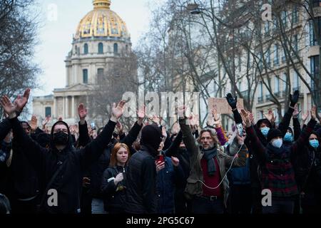 Paris, Ile de France, FRANKREICH. 20. März 2023. Tausende von Menschen protestierten in Paris, nachdem ein Misstrauensvotum mit mageren 9 Stimmen abgelehnt wurde. Das Misstrauensvotum hätte die Regierung Emmanuel Macron stürzen und das Rentenreformgesetz, das er ohne Mehrheitsabstimmung im parlament durchgesetzt hat, zunichte machen können. (Kreditbild: © Remon Haazen/ZUMA Press Wire) NUR REDAKTIONELLE VERWENDUNG! Nicht für den kommerziellen GEBRAUCH! Stockfoto