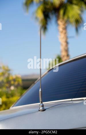Es ist eine Oldtimer-Antenne. Autoantenne aus Metall. Stockfoto