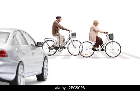 Autowartung und ein älterer Mann und eine ältere Frau, die mit Fahrrädern auf weißem Hintergrund unterwegs sind Stockfoto