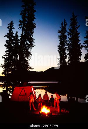 1950S 1960S NÄCHTE FAMILIEN-CAMPING RUND UM DAS LAGERFEUER-ZELT AM UFER DES BROOKS LAKE WYOMING - KC3007 CRS001 HARS NOSTALGISCH UM PAAR FARBE MÜTTER MAGISCHE ALTE ZEIT NOSTALGIE BRUDER ALTE MODE SCHWESTER JUGENDKOMMUNIKATION TEAMWORK MYSTERY SONS PINIENFAMILIEN LEBENSSTIL FÜNF FRAUEN HEIRATETEN 5 BRÜDER LÄNDLICHER EHEPARTNER EHEMÄNNER NATUR KOPIER- UND WELTRAUMFREUNDSCHAFT DURCHGEHENDE HALBE LÄNGE DAMEN TÖCHTER PERSONEN MALERISCHE INSPIRATION MÄNNCHEN GESCHWISTER SPIRITUALITÄT SCHWESTERN AM LAGERFEUER VÄTER PARTNER WYOMING FREEDOM DREAMS HOCHWINKEL ABENTEUER ENTDECKEN FREIZEIT VÄTER ERHOLUNG GESCHWISTER ZELTE BROOKS LAKESHORE Stockfoto