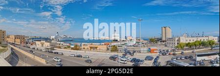 BARI, ITALIEN - 26. September 2019 Panoramablick auf die Küstenwache und verankerte Fähren im Stadthafen an einem sonnigen Tag. Stockfoto