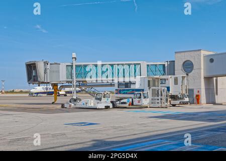 BARI, ITALIEN - 26. September 2019 Passinger-Einstiegsbrücke am Karol Wojtyla International Airport. Stockfoto