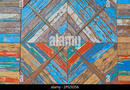 BARI, ITALIEN - 26. September 2019 Gozzi di Puglia, dekorative Wandtafel im Abflugbereich des Karol Wojtyla International Airport. Stockfoto