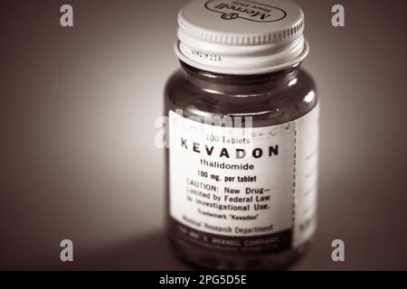 Kevadon, eine Marke der William S. Merrell Company von Thalidomid, ein Medikament, das 1960 vom FDA-Pharmakologen Dr. Frances Kelsey in den USA nicht zugelassen wurde. Es wurde festgestellt, dass das Medikament schwere Geburtsfehler verursacht, und Kelsey wurde 1962 von John F. Kennedy mit dem President's Award for Distinguished Federal Civil Service ausgezeichnet, weil er sich trotz starken Drucks weigerte, das Medikament zuzulassen. Stockfoto