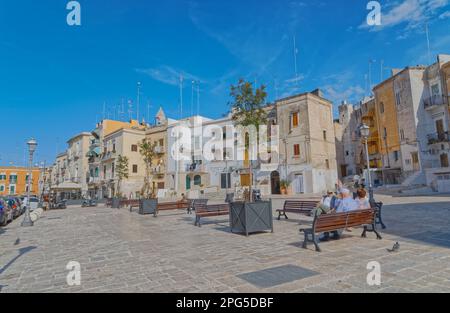 BARI, ITALIEN - 26. September 2019 Personen ruhen sich auf Bänken in der Altstadt aus. Stockfoto