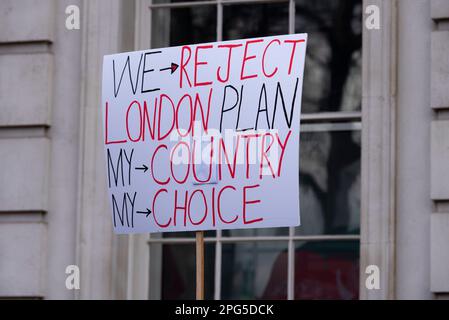 Protest außerhalb der Downing Street zur Unterstützung des ehemaligen pakistanischen Premierministers Imran Khan und gegen Nawaz Sharif, der in London lebt Stockfoto