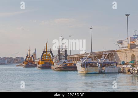 BARI, ITALIEN - 26. September 2019 ankern Fischerboote und Schleppboote an einem sonnigen Tag im Stadthafen. Stockfoto