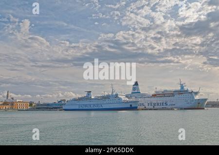 BARI, ITALIEN - 26. September 2019 ankern Fähren Jadrolinija und Ventouris Fähren an einem bewölkten Tag im Stadthafen. Stockfoto