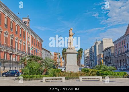 BARI, ITALIEN - 26. September 2019 Statue von Niccolo Piccinni im Teatro Piccinni im Stadtzentrum. Skulptur von Gaetano Fiore. Stockfoto