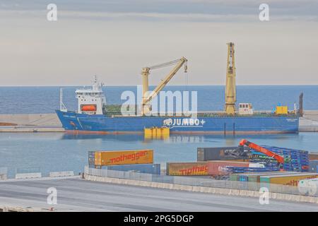 BARI, ITALIEN - 26. September 2019 Wiederaufbau des Wellenbrechers im Containerhafen. Stockfoto