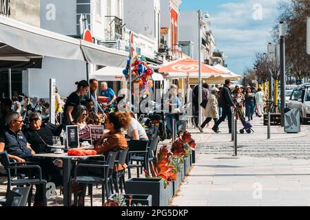 Olhao, Portugal - 18. März 2023: Menschen entspannen auf Terrassen in Olhao, Algarve, Portugal Stockfoto