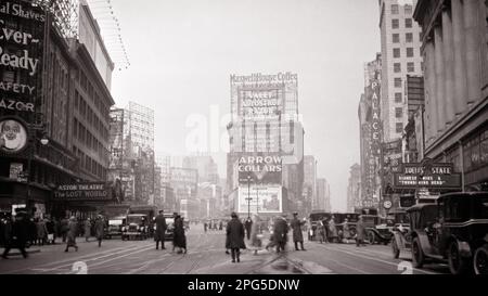 1920S TIMES SQUARE NÖRDLICH VON DER 45TH STREET FUSSGÄNGER AUTO VERKEHR WERBUNG SCHILDER NEW YORK CITY NEW YORK USA - O3567 LEF001 HARS KOMMUNIKATIONSFAHRZEUG WERBUNG MYSTERIÖSES DESIGN MANHATTAN LIFESTYLE GESCHICHTE ARCHITEKTUR FRAUEN USA KOPIEREN RAUM VOLLE LADIES PERSONEN LANDSCHAFTLICH REIZVOLLE INSPIRATION VEREINIGTE STAATEN VON AMERIKA AUTO MÄNNER FUSSGÄNGER UNTERHALTUNG TRANSPORT B&W TRÄUME MIDTOWN FUSSGÄNGERSTRUKTUR ABENTEUER AUTOS AUFREGUNG EXTERIEUR PROGRESS GOTHAM 46TH NYC MOTION BLUR NEW YORK AUTOS NEW YORK CITY FAHRZEUGE NEW YORK CITY ASTOR PANORAMA TIMES SQUARE BROADWAY Stockfoto