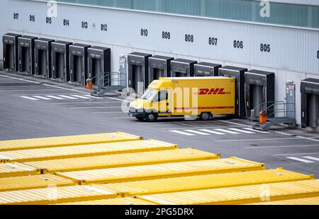 Aschheim, Deutschland. 20. März 2023. Container und Fahrzeuge mit dem DHL-Logo stehen im DHL-Paketcenter. Durch die Anbindung an das bestehende Paketzentrum entsteht der größte Paketabfertigungsstandort von Deutsche Post DHL in Deutschland. Kredit: Sven Hoppe/dpa/Alamy Live News Stockfoto