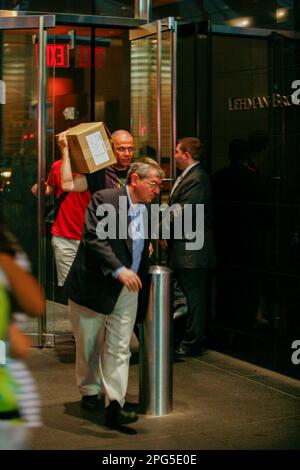 Das Investment Banking House Lehman Brothers reicht am 14. 2008. September Bancruptcy ein. Die Mitarbeiter wollen ihr Privateigentum, da sie damit rechnen, entlassen zu werden. Stockfoto