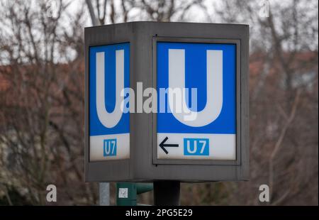 Berlin, Deutschland. 20. März 2023. Ein U-Bahn-Schild zeigt den Weg zur U-Bahn-Station der Linie U7 im Stadtteil Spandau. Kredit: Monika Skolimowska/dpa/Alamy Live News Stockfoto